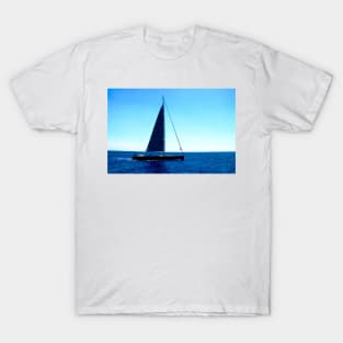 View in Amalfi coast at a boat sailing across the Tyrrhenian Sea with skippers T-Shirt